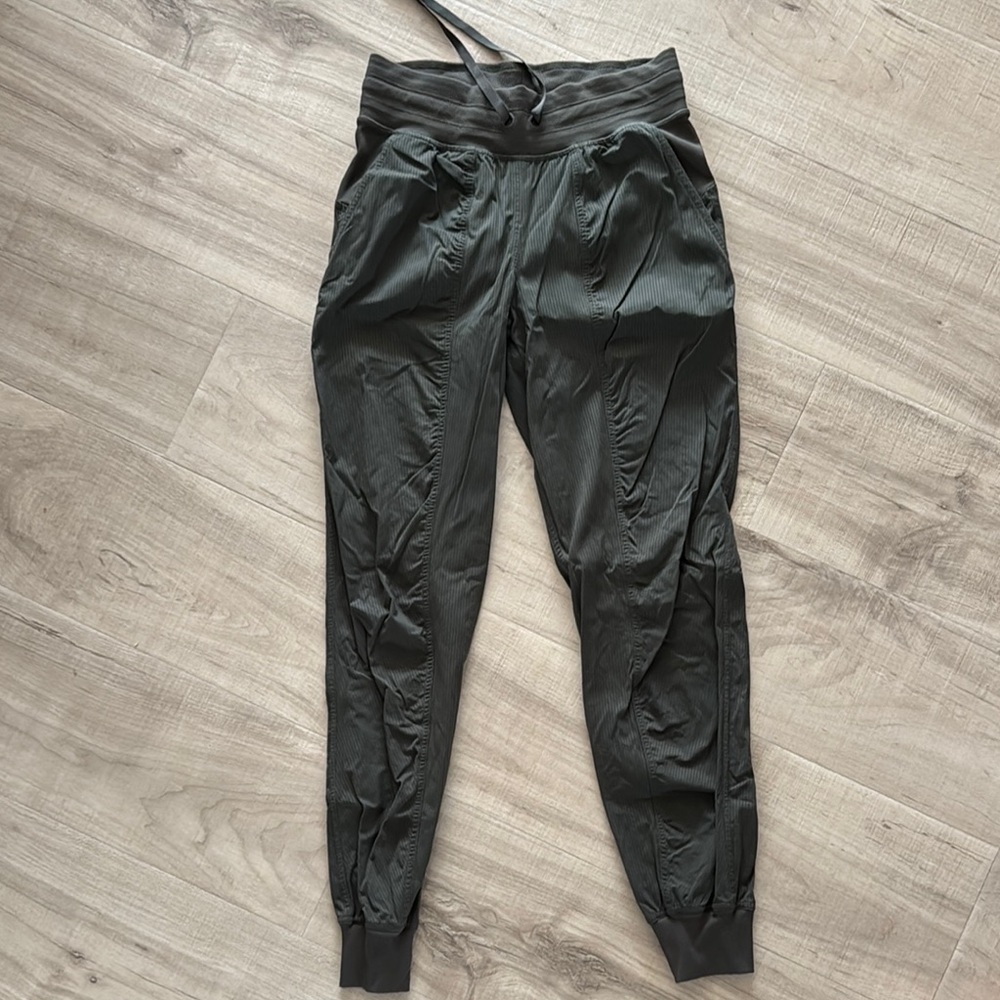 Stylish Military Green Lululemon Dance Jogger Pants sz. 4